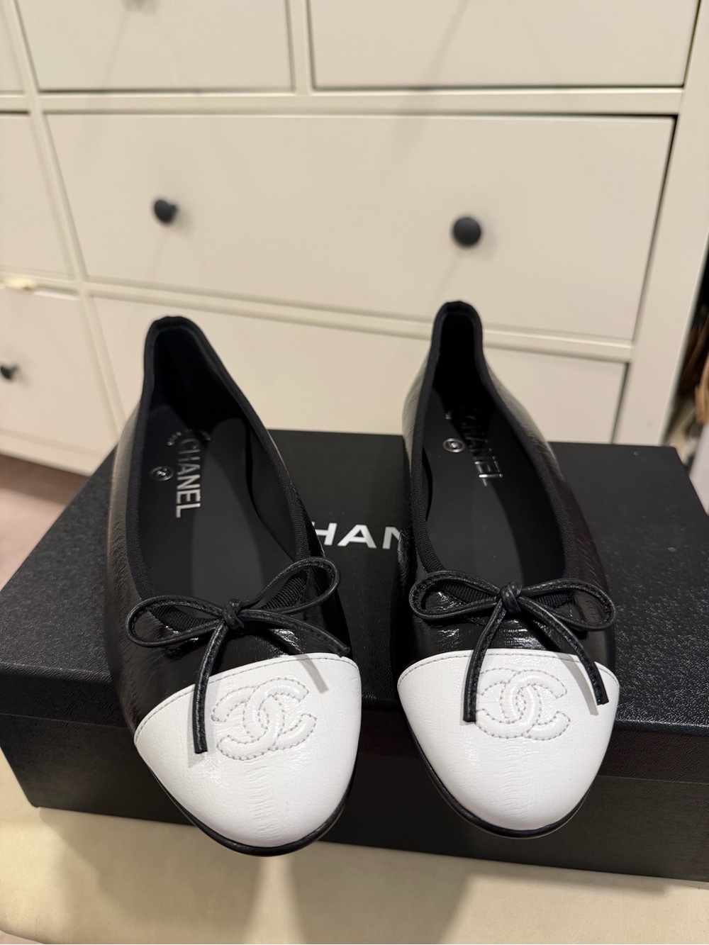 CHANEL 26S Ballet Flats in Black/White Crumpled